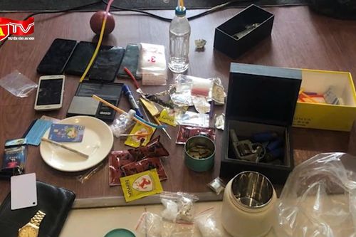 Bắt ổ nhóm phạm tội về ma túy, thu giữ súng và 12 viên đạn