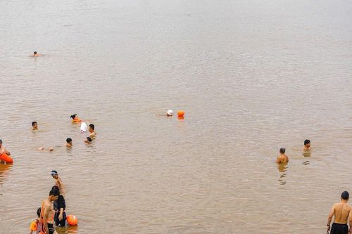 Thời tiết oi bức, người dân Hà Nội ra sông Hồng, Hồ Tây bơi giải nhiệt