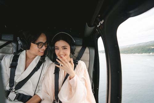 Khoảnh khắc cặp đôi Việt cầu hôn trên trực thăng tại Bali