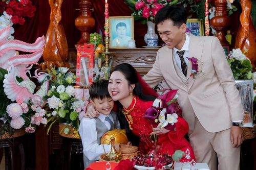 Em trai tặng heo đất cho chị đi lấy chồng, chúc câu ai cũng bật cười