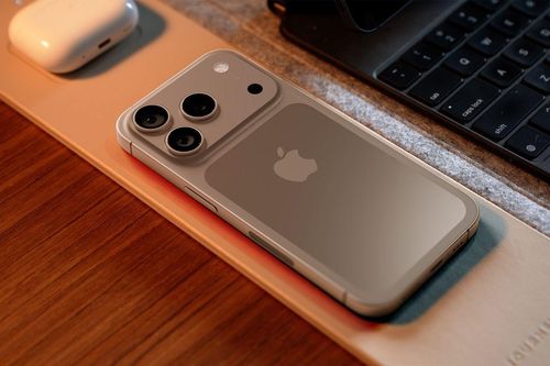 iPhone 17 Pro xuất hiện ngoài đường
