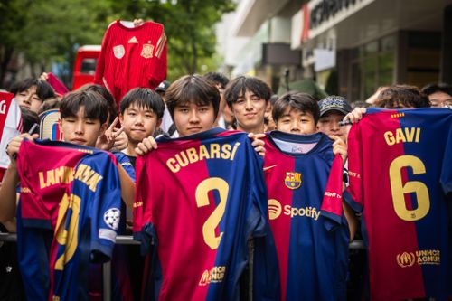 Barca 'gây bão' tại Hàn Quốc