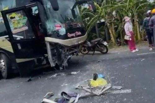 Va chạm xe khách, hai người đi xe máy tử vong