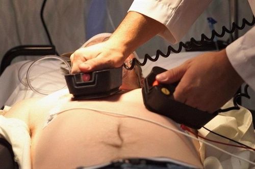 Chiếc máy 'nặng chưa đến 5 kg' cứu người đột tử ở nơi công cộng