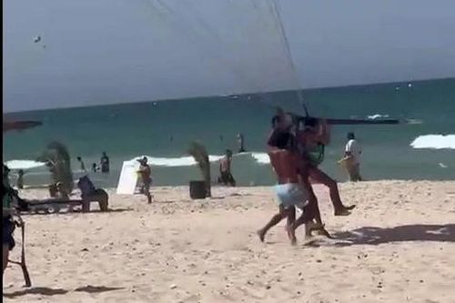 Người phụ nữ Anh tố bị tấn công tình dục khi bay dù lượn