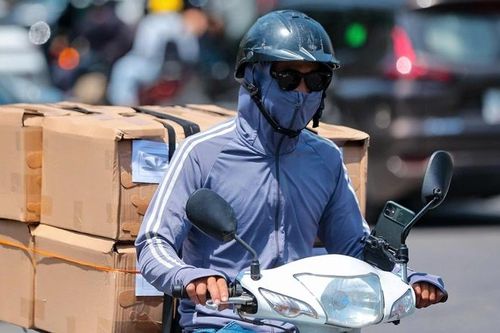 Hà Nội: người dân oằn mình dưới nắng nóng như đổ lửa