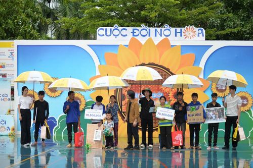 Hoa hậu Thanh Thủy tài trợ tiền học cho trẻ em nghèo