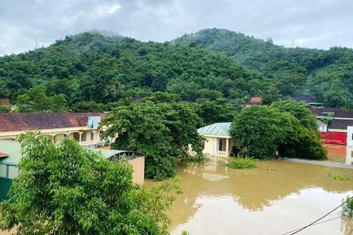 Tựu trường sớm, giáo viên khắc phục lũ đón năm học mới
