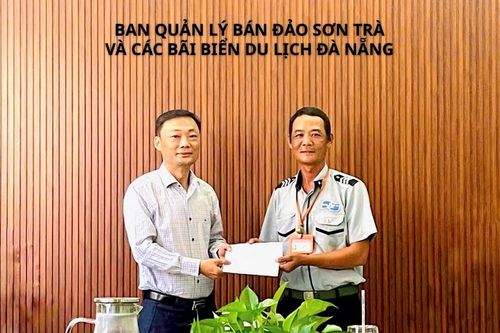 Hai cán bộ trật tự du lịch được khen thưởng