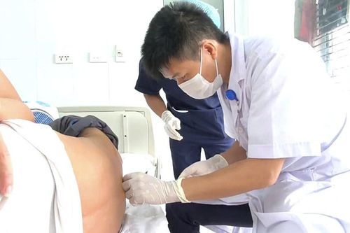 Gia đình 8 người nhập viện sau bữa ăn hải sản