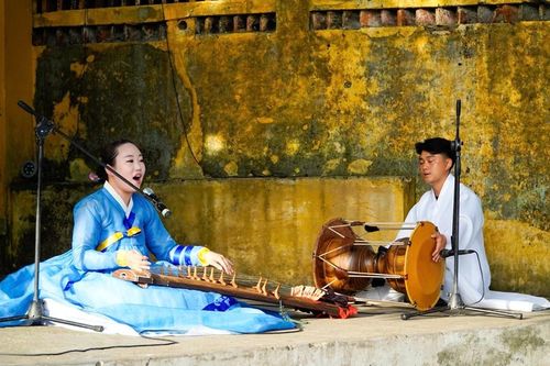 Nghệ sĩ Hàn Quốc giao lưu, biểu diễn tại phố cổ Hội An