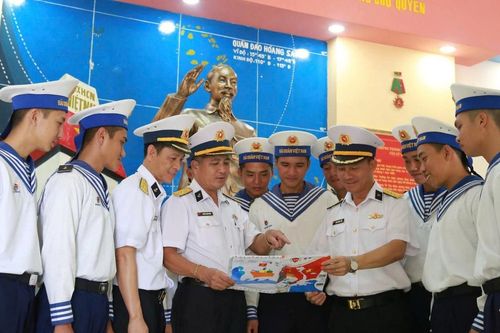 Trao hàng trăm bức thư của thiếu nhi Hà Nội gửi chiến sĩ và nhân dân Trường Sa