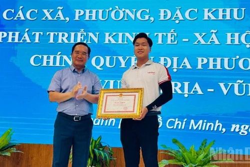 Trao bằng khen cho chàng trai cứu sống 2 mẹ con dưới hồ bơi