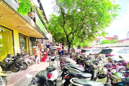 Thành phố Hồ Chí Minh tạm ngưng thu phí vỉa hè, các hộ kinh doanh chờ hướng dẫn quản lý mới
