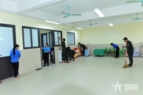 Lính trinh sát về giúp dân Hòa Phú
