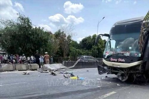 Ô tô khách va chạm xe máy trên Quốc lộ 1 khiến 3 người thương vong
