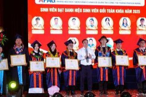 Trao Bằng tốt nghiệp cho 148 tân cử nhân