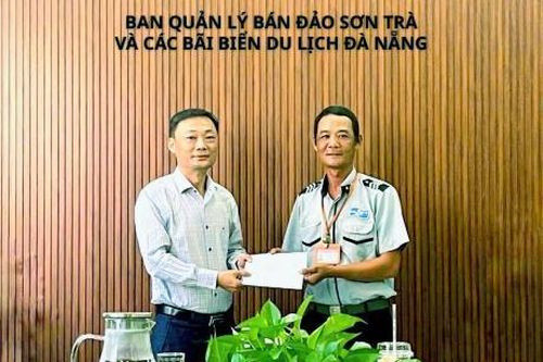 Đà Nẵng, khen thưởng 2 người vác máy dò đi 30km tìm nhẫn kim cương đính hôn cho du khách nước ngoài
