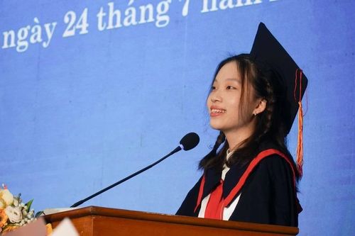 Nữ thủ khoa ngành ngôn ngữ Anh 'biến áp lực thành động lực'