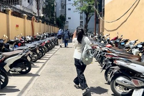 Hà Nội nắng nóng gay gắt, sinh viên gồng mình chống chọi