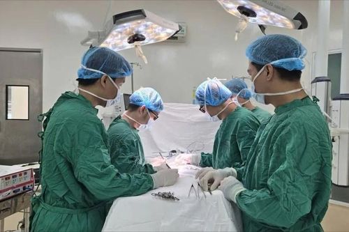 Cứu sống người đàn ông bị xe tải cán bụng, nhiều tạng dập nát
