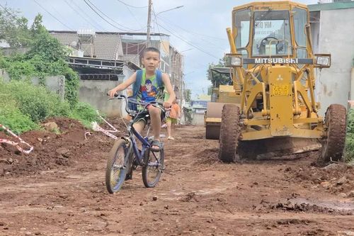 Dự án chỉ 400m: Thi công ì ạch, nhếch nhác, nắng bụi, mưa lầy