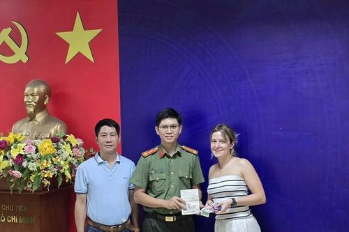 Du khách nước ngoài xúc động khi nhận lại tài sản bị đánh rơi