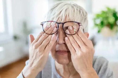 Thường xuyên chảy nước mắt ở người già có phải bệnh nguy hiểm?