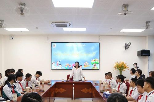 Hiệu trưởng động viên học trò 'cùng nhau, chúng ta bước đi'