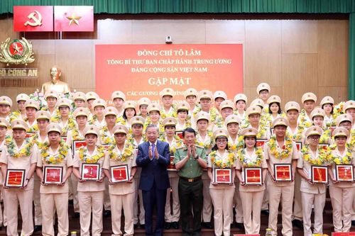 Thúc đẩy cán bộ, chiến sĩ thi đua thực hiện thắng lợi nhiệm vụ bảo vệ an ninh, trật tự