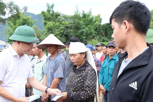 Phó Thủ tướng Lê Thành Long thăm hỏi nhân dân vùng lũ lụt Sơn La