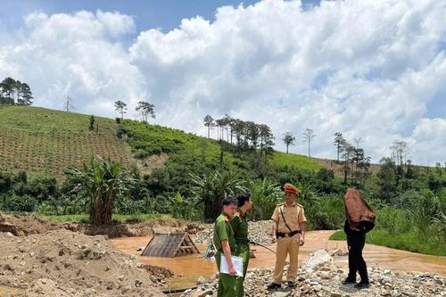 Phát hiện vụ khai thác cát sỏi trái phép quy mô lớn dưới chân thủy điện Yan Tann Sien