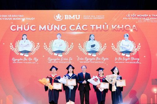 Trường Đại học Y Dược Buôn Ma Thuột trao bằng tốt nghiệp cho 351 tân bác sĩ, dược sĩ, điều dưỡng