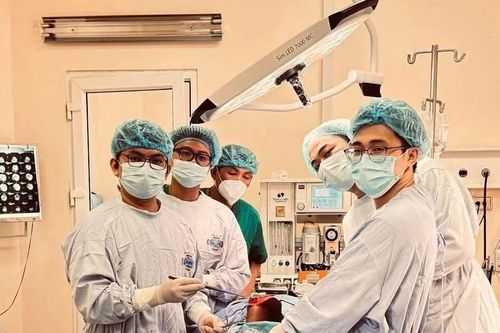 Việt Nam lần đầu thay khớp gối tăng trưởng cho trẻ ung thư xương