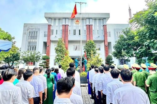 Buổi chào cờ đặc biệt sau một tháng vận hành chính quyền hai cấp ở TPHCM