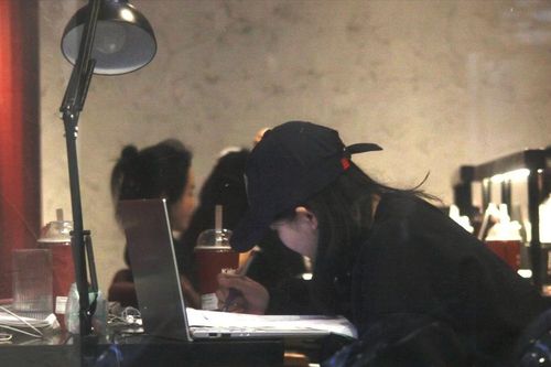 Người trẻ họp nhóm, tán gẫu trên mạng mỗi ngày nhưng vẫn cô đơn