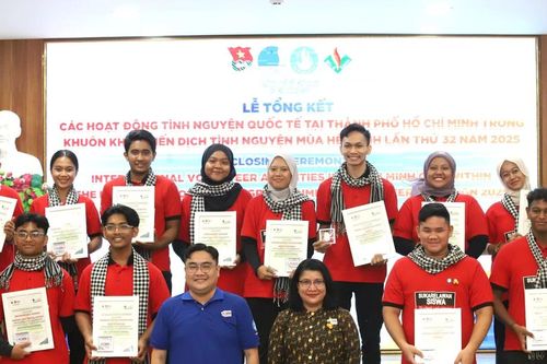 Thứ trưởng Bộ Thống nhất quốc gia Malaysia chung vui với sinh viên tình nguyện tại TPHCM