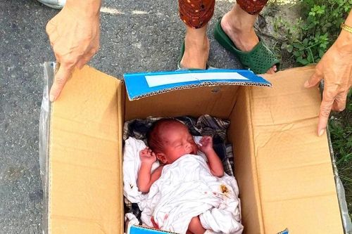 Bé sơ sinh bị bỏ rơi trong thùng giấy sau khi đôi nam nữ cãi nhau