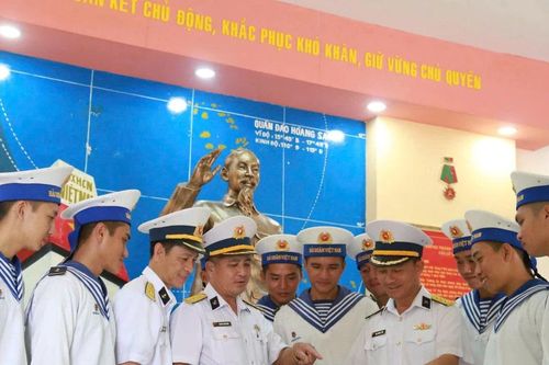 61 năm Chiến thắng trận đầu: Học trò tiếp lửa chiến sĩ Trường Sa bằng thư tay và tranh vẽ
