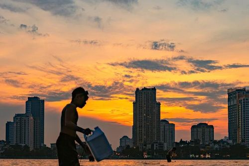 Hà Nội nóng như 'chảo lửa', người dân ra sông Hồng, Hồ Tây bơi giải nhiệt