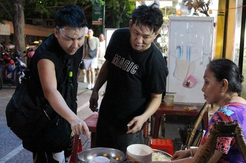 Nửa thế kỷ bám vỉa hè TPHCM, gánh cháo đêm đông khách từ khuya đến rạng sáng