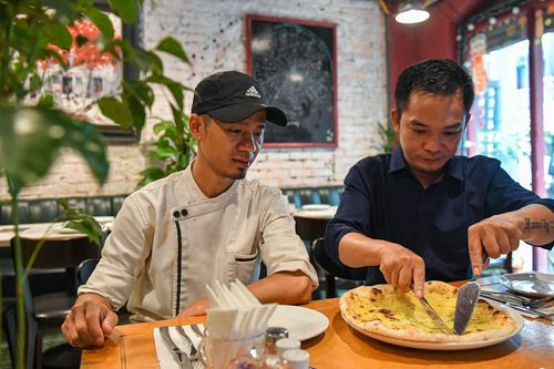 Từng đánh giày, ngủ gầm cầu Hà Nội, đôi bạn thành chủ nhà hàng pizza đông khách