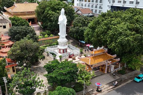 Ngôi chùa dưới triền núi mang tên vị Bồ Tát, có bức tượng cao 18m hướng ra biển