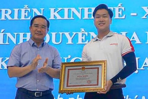 Chủ tịch TPHCM khen thưởng chàng trai nhanh trí cứu bé gái đuối nước tại hồ bơi villa