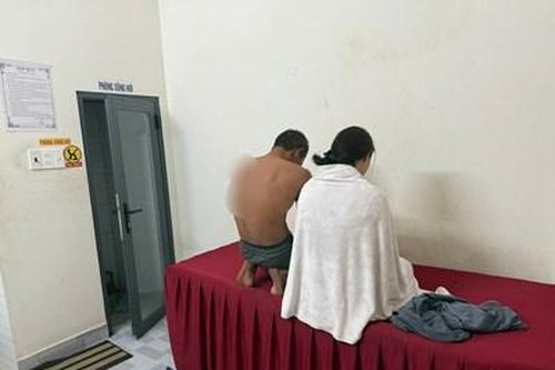 Phát hiện đôi nam nữ 'mua, bán dâm' trong cở sở kinh doanh massage