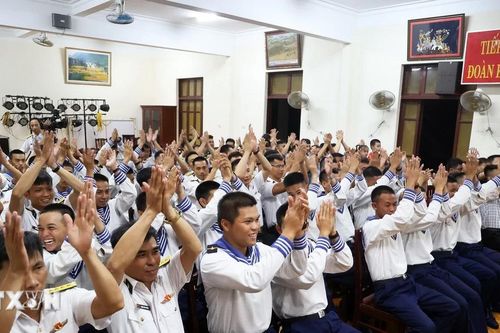 Trao thư của thiếu nhi Hà Nội gửi cán bộ, chiến sỹ và nhân dân Trường Sa
