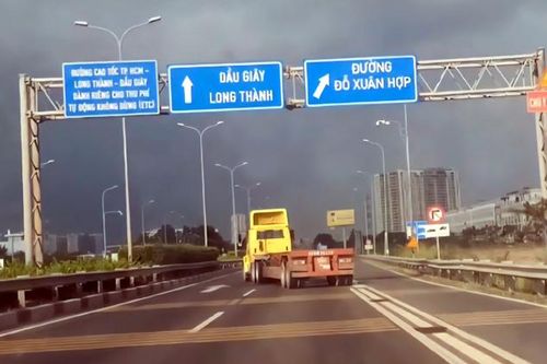 Xe đầu kéo 'đánh võng' trên cao tốc TP Hồ Chí Minh - Long Thành - Dầu Giây