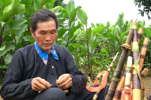 Tiếng khèn Mông ấm lòng của người nghệ nhân tâm huyết trên đỉnh Pú Súa