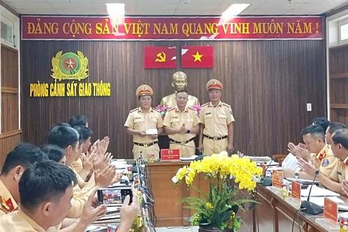 Khen thưởng tổ CSGT phát hiện tài xế dương tính ma túy trên đường phố Đà Nẵng