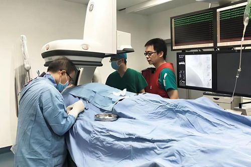 Người đàn ông đột tử sau bữa trưa vì 1 thói quen nguy hiểm khi ăn no